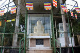 Статуя Будды за стеклом