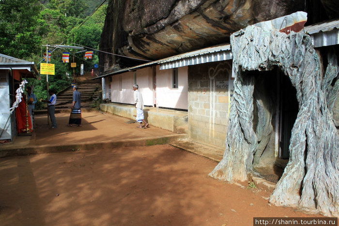 Пещера под скалой Шри Пада Пик (Пик Адама 2243м)  заповедник дикой природы, Шри-Ланка
