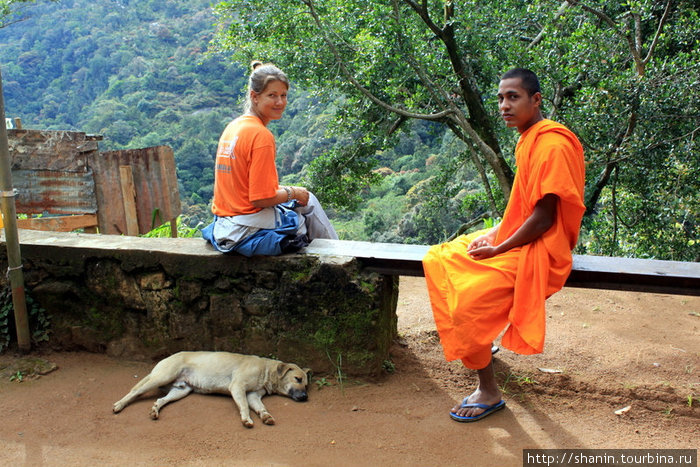Разговорчивый монах. Вообще буддистским монахам запрещено прикасаться к женщине. Разговоры с женщинами тоже не приветствуются. Но монахи ведь тоже люди! Шри Пада Пик (Пик Адама 2243м)  заповедник дикой природы, Шри-Ланка