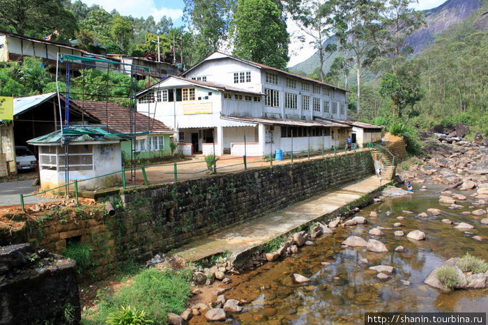 Гостиница для паломников на берегу реки у основания Пика Адама Шри Пада Пик (Пик Адама 2243м)  заповедник дикой природы, Шри-Ланка