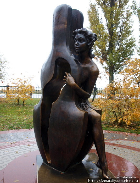Памятник девушки, вылезающей из скрипки на набережной Таганрог, Россия