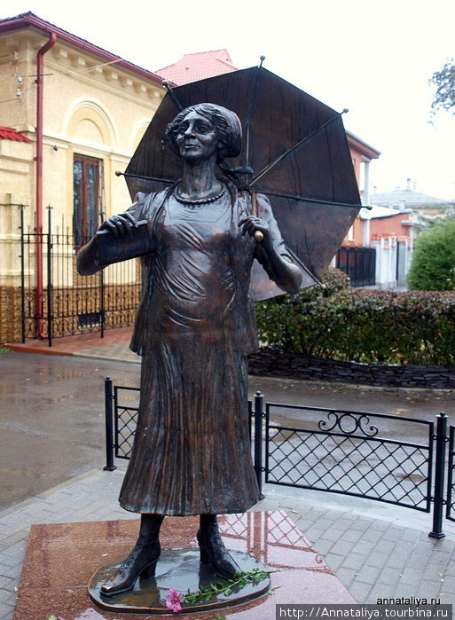 Памятник Фаине Раневской Таганрог, Россия