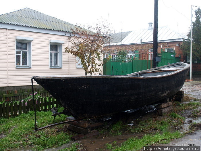 У некоторых домов, несмотря на то, что до моря было еще не меньше 200-300 метров крутого склона, стояли лодки. Таганрог, Россия