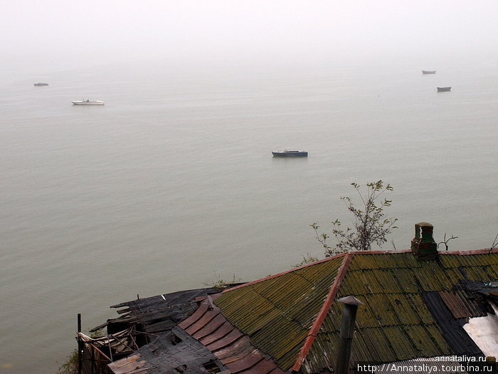 Вид на Азовское море и на браконьерские (?) лодки Таганрог, Россия