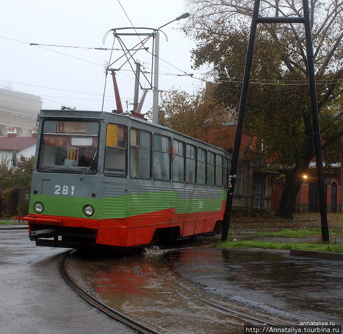Трамвай на окраине Бугудонии Таганрог, Россия