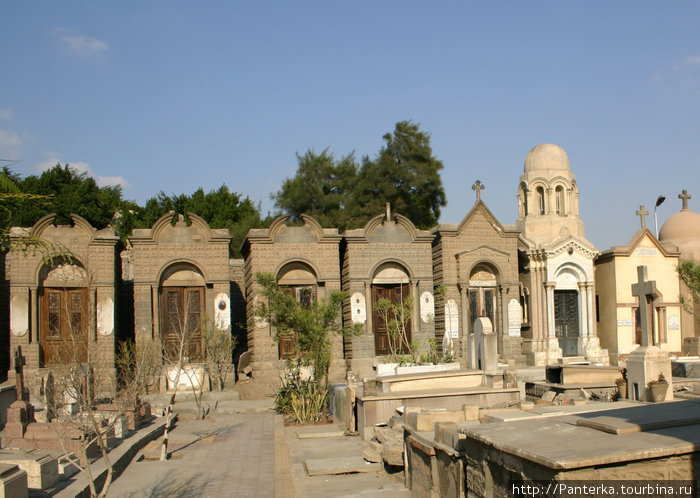 Старое коптское кладбище Каир, Египет