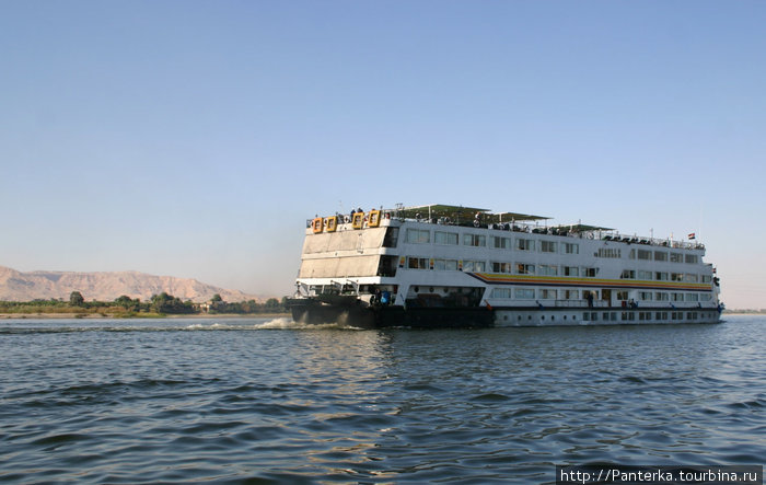 Такие вот корытца бороздят воды Нила Каир, Египет