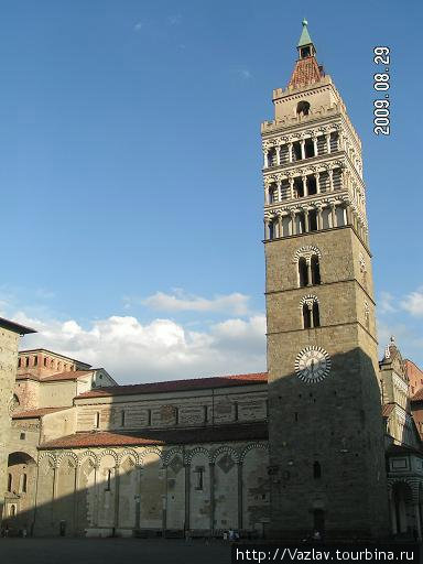 Колокольня, единственная на площади вертикаль Пистоя, Италия