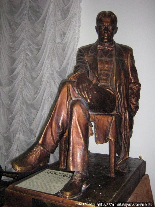 Памятник Булгакову в комнате, куда нас пустили. Москва, Россия