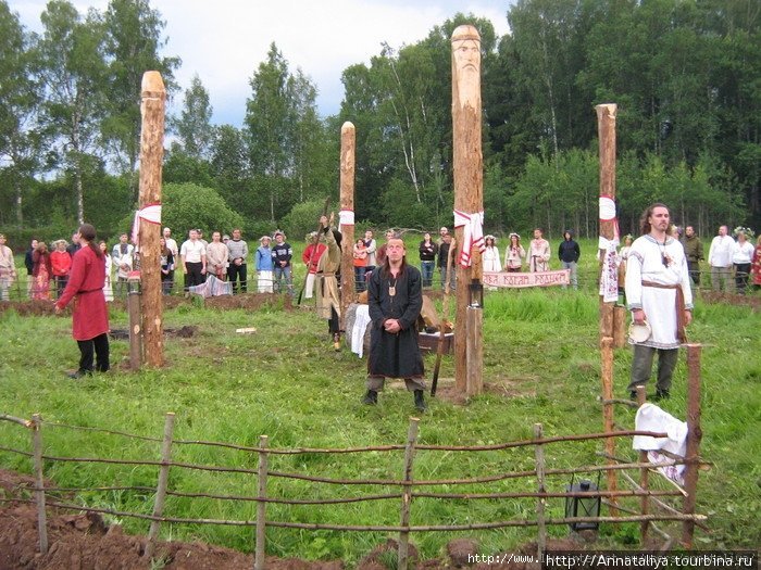 . На полянку, обозначенную четырьмя столбами, (это было Капище с установленными  на нем чурами Родных богов) вышли главные действующие лица, объяснили вкратце, что мы празднуем, и произнесли что-то вроде праздничной молитвы. Волоколамск, Россия