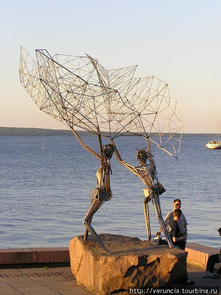 Многие скульптуры на набережной необычны, авангардны. Эта скульптура называется 