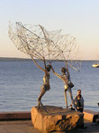 Многие скульптуры на набережной необычны, авангардны. Эта скульптура называется Место встречи.