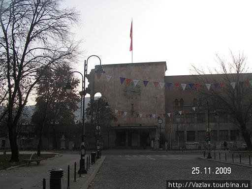 Часы застыли в тот момент, когда случился подземный толчок, разрушивший город Скопье, Северная Македония