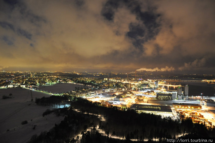 Виды на ночной зимний Стокгольм с телебашни.