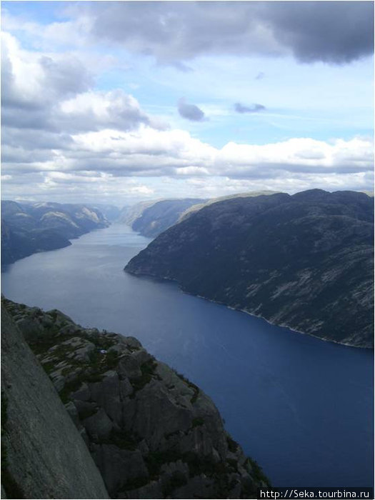 На Кафедре проповедника. Вид на фьорд с высоты 604 м Люсе-фьорд, Норвегия