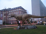 Динозавр перед входом