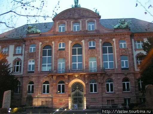 Здание музея Франкфурт-на-Майне, Германия