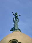 На башне установлена статуя женщины с младенцем.