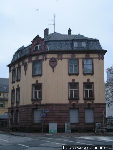 Подтянутое здание Франкфурт-на-Майне, Германия