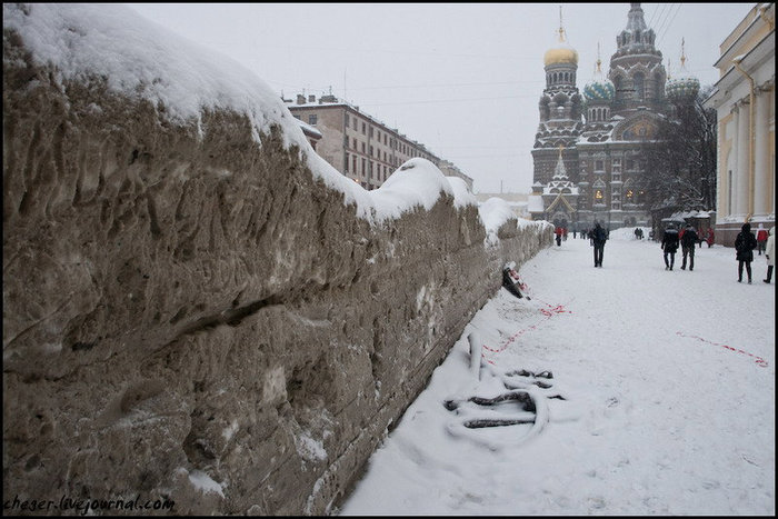 Даже срез грязного снега у нас умудрились исписать... Санкт-Петербург, Россия