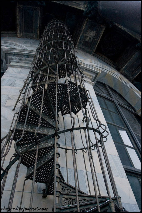 Жаль, что выше подняться на Исакиевском соборе нельзя — эти лестницы закрыты... Санкт-Петербург, Россия