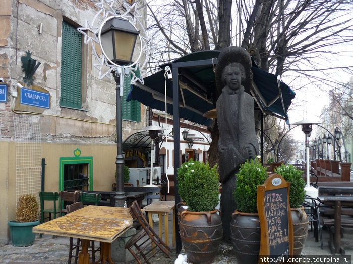 Памятник бродячему артисту и летнее кафе Белград, Сербия