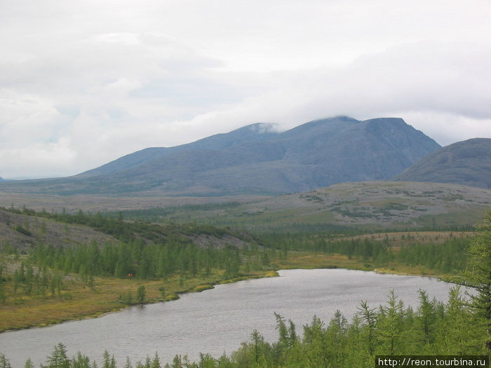Вид на безымянное озеро и гору Черная Ямало-Ненецкий автономный округ, Россия