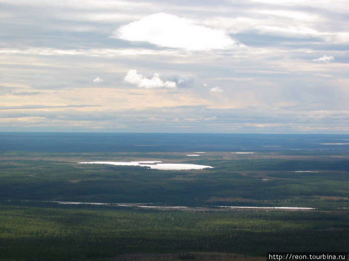 Вид на Западную Сибирь. Это многочисленные озера в долине Оби. Ямало-Ненецкий автономный округ, Россия