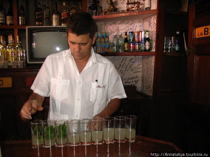 А вот так в кафе Бодегита, где бывал-с Хемингуэй, делают настоящий мохито — коктейль на основе рома, минеральной воды, сока лайма, сахара и мяты! Вкуснотищааааа! :-))) Куба