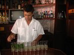 А вот так в кафе Бодегита, где бывал-с Хемингуэй, делают настоящий мохито — коктейль на основе рома, минеральной воды, сока лайма, сахара и мяты! Вкуснотищааааа! :-)))