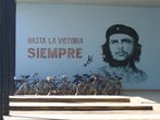 Из Гаваны я отправилась в Санта-Клару — туда, где прошло самое значимое революционное сражение под предводительством Че Гевары. Так выглядит стена тамошнего автовокзала.