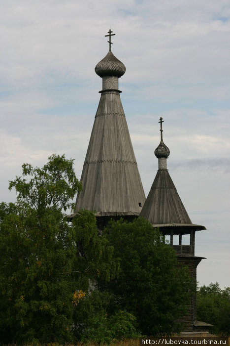 Ансамбль шатровой Рождественской церкви (1659 г.) с колокольней с.Гимреки Лодейное Поле, Россия