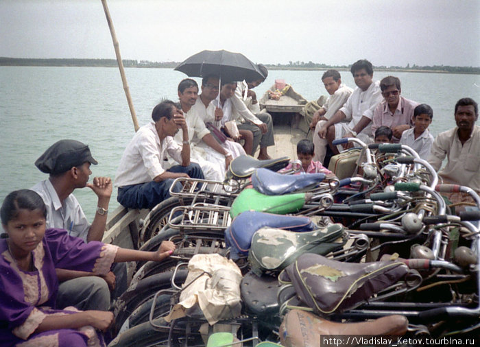Велосипедисты на лодке. Переправа. Индия