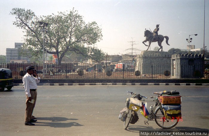 Велосипед автора на улице Индия