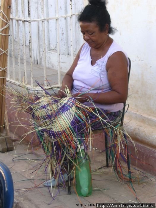 А вообще, шляпы на Кубе плетут не только организованно на фабриках, но и вручную на улицах. Эта женщина, к примеру, сидит посреди улицы в центре Тринидада. А шляпу потом туристам продаст. Сантьяго-де-Куба, Куба
