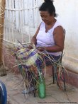 А вообще, шляпы на Кубе плетут не только организованно на фабриках, но и вручную на улицах. Эта женщина, к примеру, сидит посреди улицы в центре Тринидада. А шляпу потом туристам продаст.