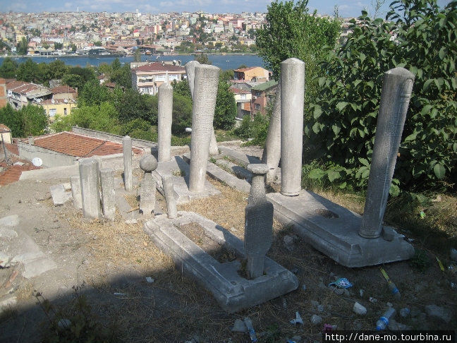 Древние могилы с покосившимися надгробиями Стамбул, Турция