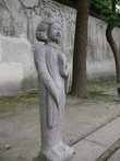 Внимание привлекли так же выставленные в ряд статуи певичек эпохи Тан. У них у всех абсолютно плоская грудь.