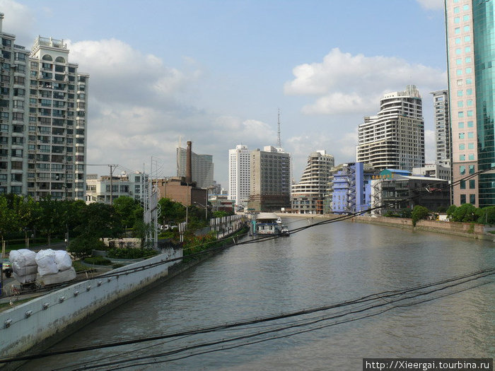 Переходя по мостику, мы увидели, собственно, Suzhou creek и трубу фабрики. Шанхай, Китай