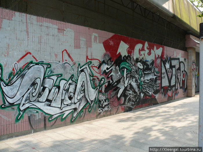 По пути восхитились разнообразными Шанхайскими граффити.
От полноразмерных стен ... Шанхай, Китай