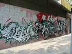 По пути восхитились разнообразными Шанхайскими граффити.
От полноразмерных стен ...