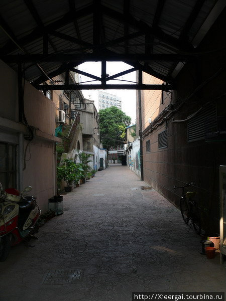 Войдя в старые ворота переехавшей в начале века текстильной фабрики, мы попадаем в мир искусства. Шанхай, Китай