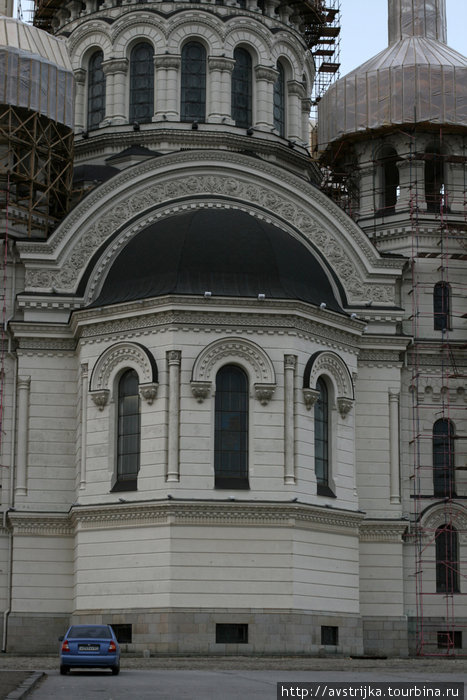 собор и автомобиль — для сравнения размеров Новочеркасск, Россия