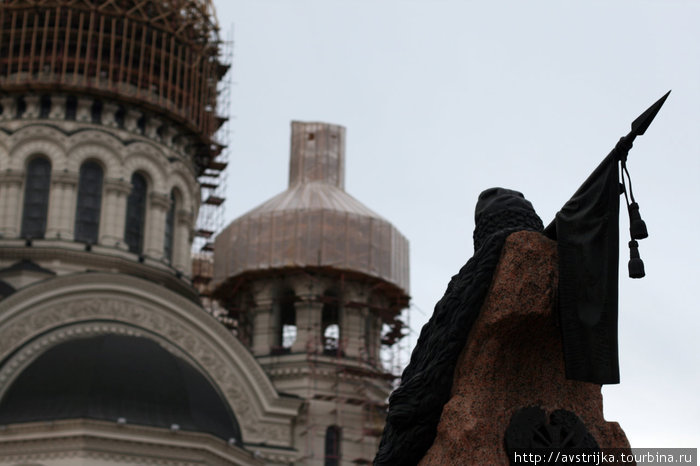 памятник и шапочки на куполах Новочеркасск, Россия