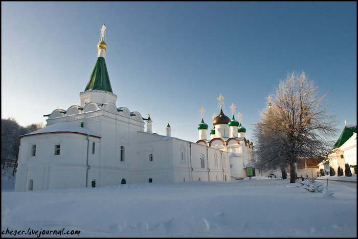 Успенская цервокь. За ней видно Вознесенский собор Нижний Новгород, Россия