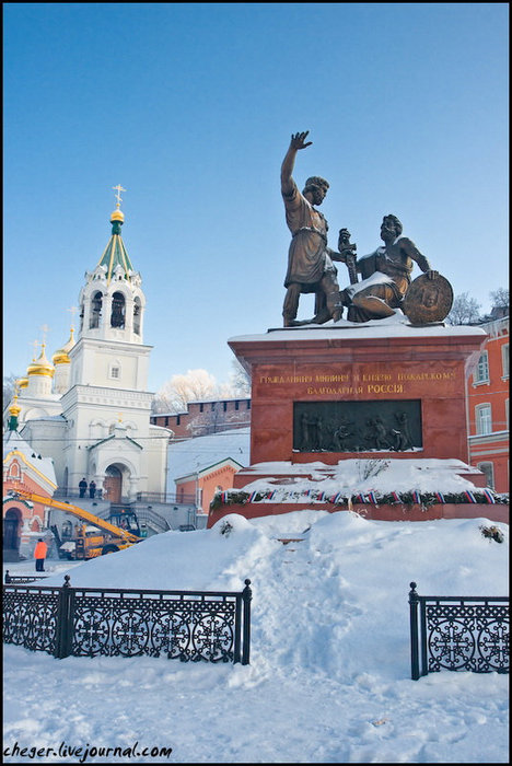 Памятник Минину и Пожарскому перед церковью Рождества Иоанна Предтечи Нижний Новгород, Россия