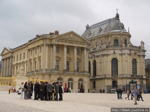 Фронтон крыла Шато-Неф (слева) и Здание часовни Версальского дворца (справа) Версаль, Франция