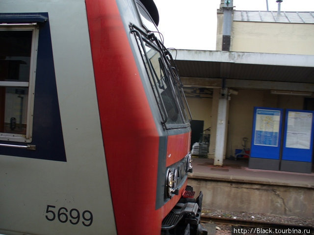 RER отъезжает от станции Versailles-Chantiers Версаль, Франция