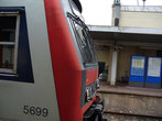 RER отъезжает от станции Versailles-Chantiers