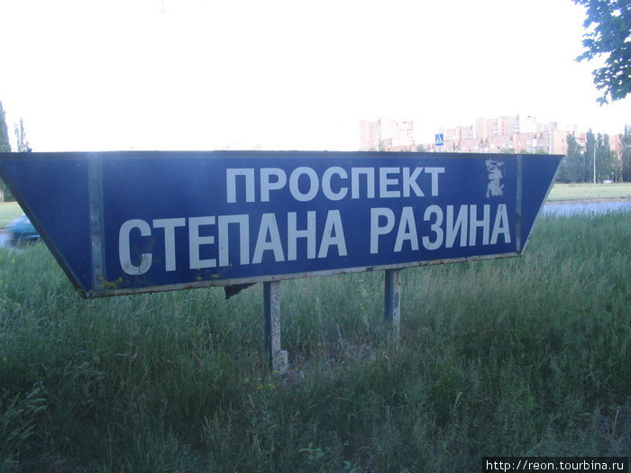 На огромных тольяттинских проспектах стоят огромные вывески — чтобы не перепутать Тольятти, Россия